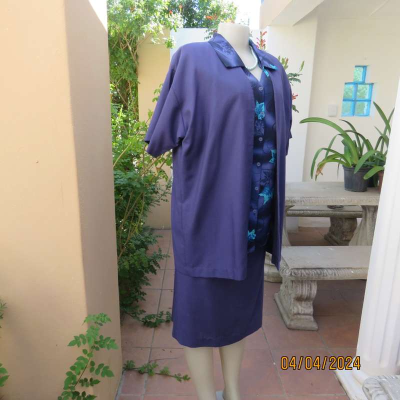 Smart indigo blue 2 pc pencil skirt-open hanging short sleeve jacket. Boutique made size 40.As new