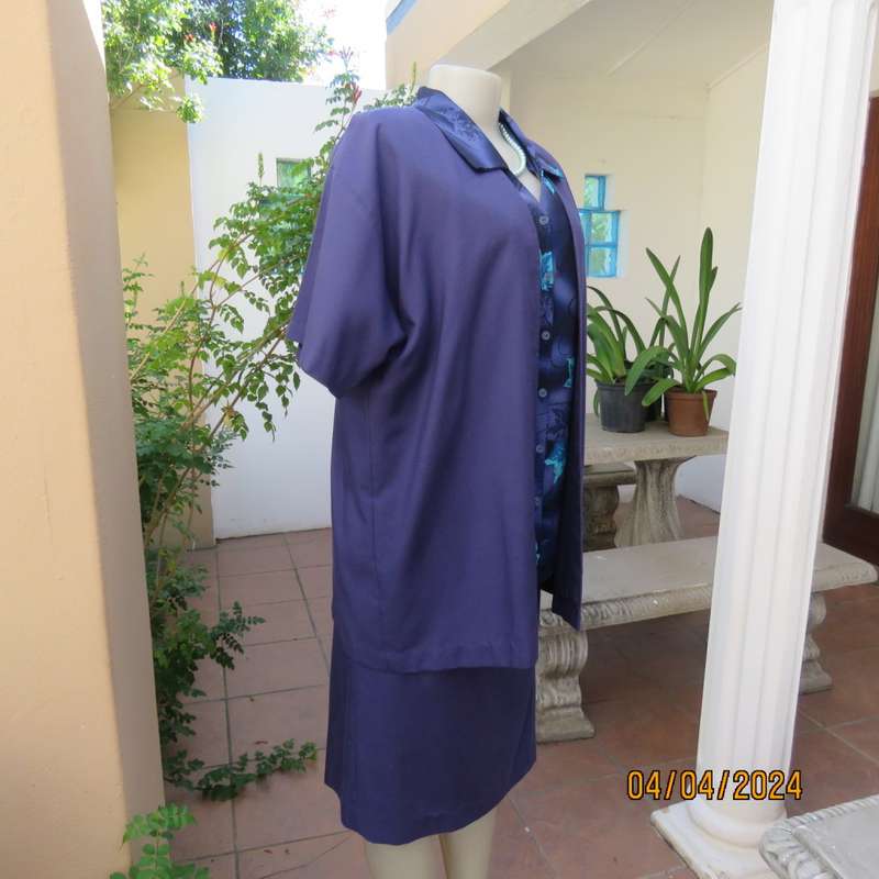 Smart indigo blue 2 pc pencil skirt-open hanging short sleeve jacket. Boutique made size 40.As new