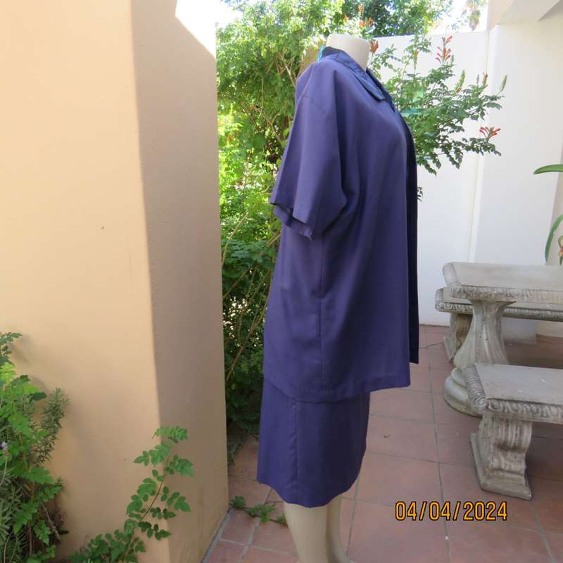 Smart indigo blue 2 pc pencil skirt-open hanging short sleeve jacket. Boutique made size 40.As new