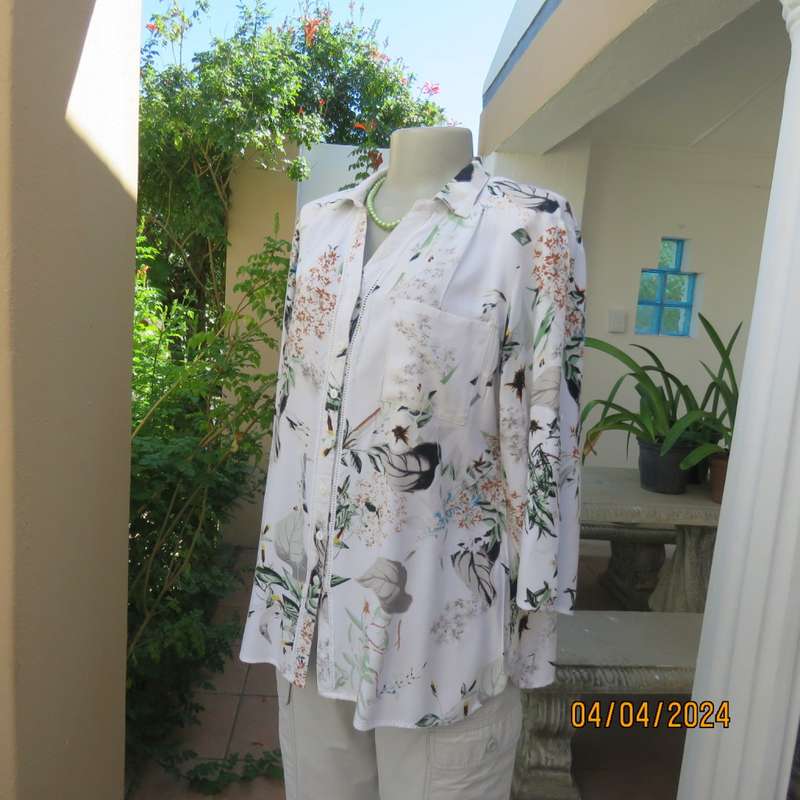 Queenspark white viscose button down top with floral pattern.Open collar. Lace inlays.Size 40.As new