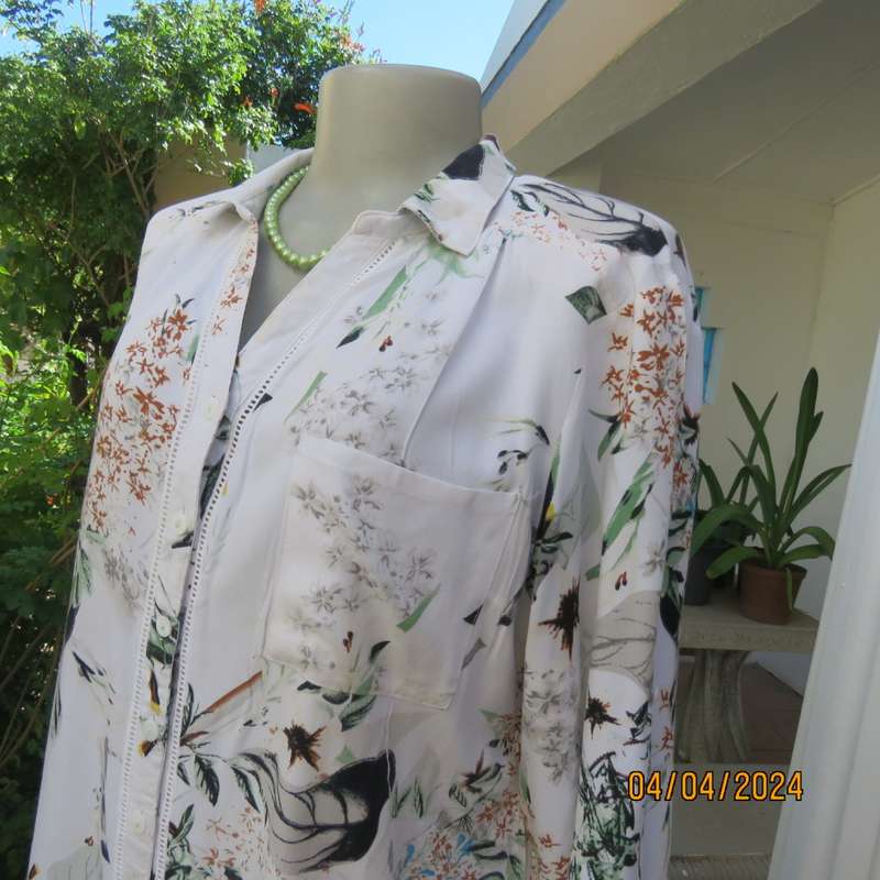 Queenspark white viscose button down top with floral pattern.Open collar. Lace inlays.Size 40.As new