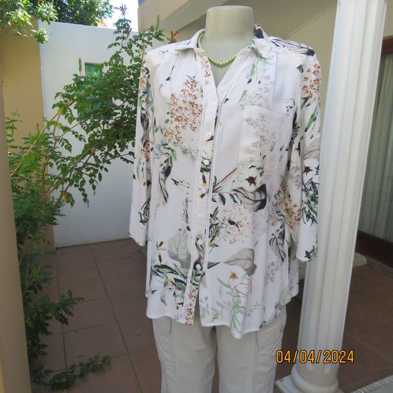 Queenspark white viscose button down top with floral pattern.Open collar. Lace inlays.Size 40.As new