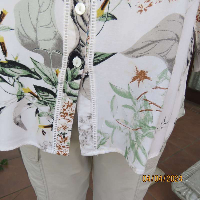 Queenspark white viscose button down top with floral pattern.Open collar. Lace inlays.Size 40.As new