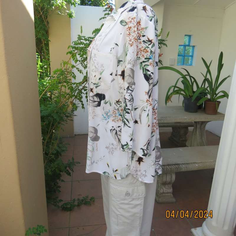 Queenspark white viscose button down top with floral pattern.Open collar. Lace inlays.Size 40.As new