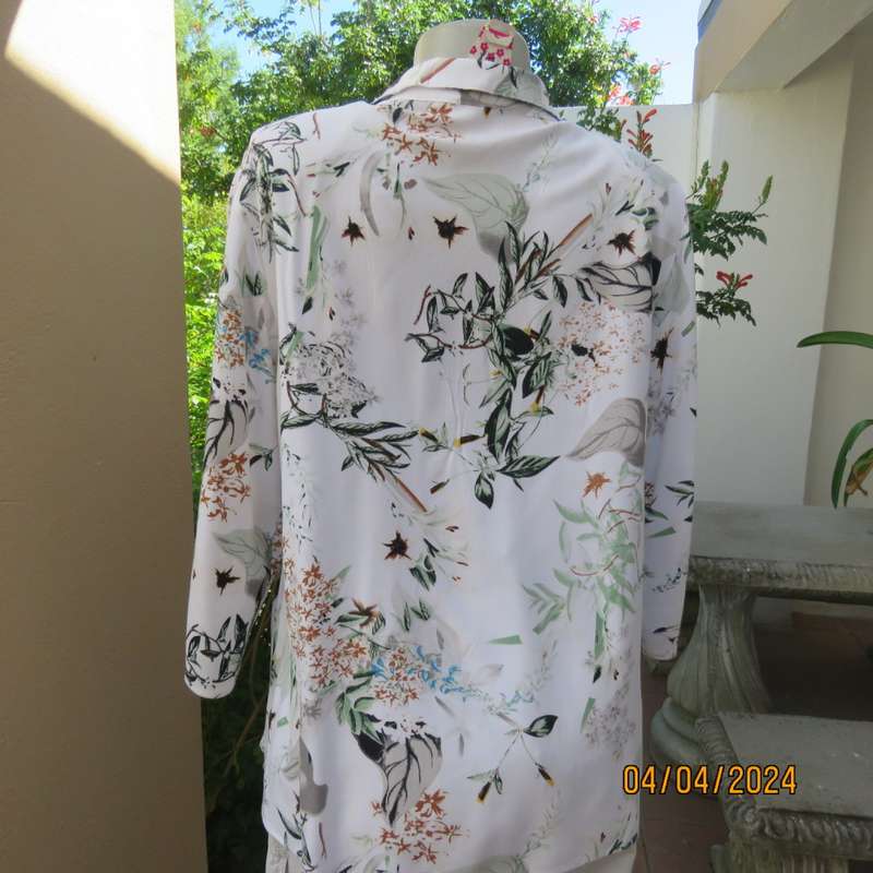 Queenspark white viscose button down top with floral pattern.Open collar. Lace inlays.Size 40.As new