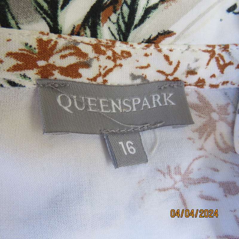 Queenspark white viscose button down top with floral pattern.Open collar. Lace inlays.Size 40.As new