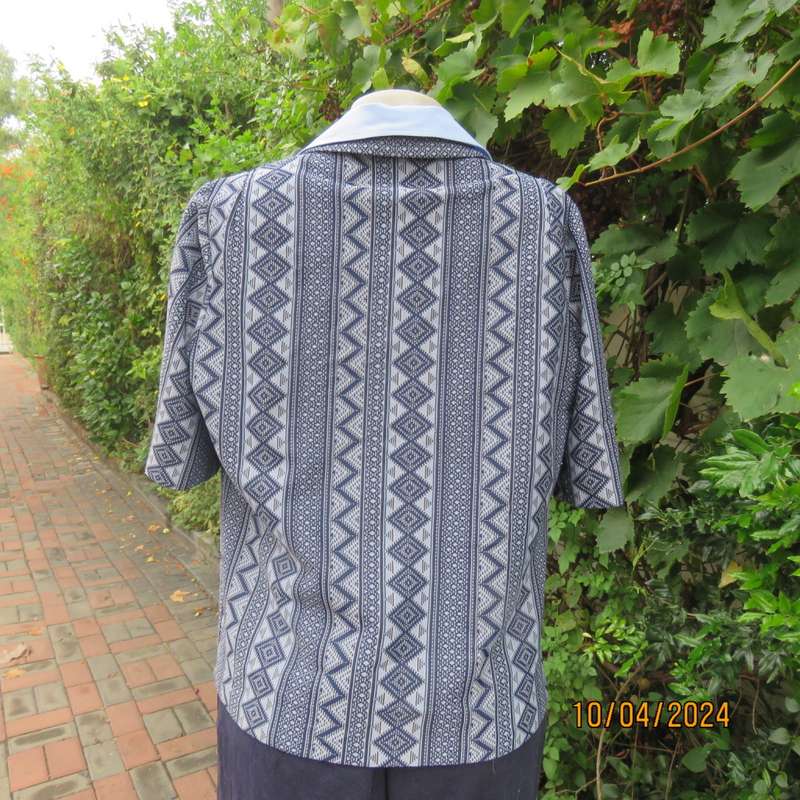 Beautiful vintage crimplene short sleeve jacket/top. Button down/shawl open collar.Size 36/12.