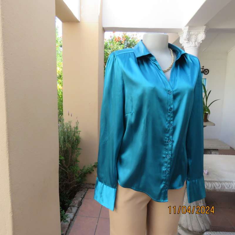 Glamour shiny jade long sleeve button down top.TRUWORTHS size 36. Stretch polyester.Tailored. As new