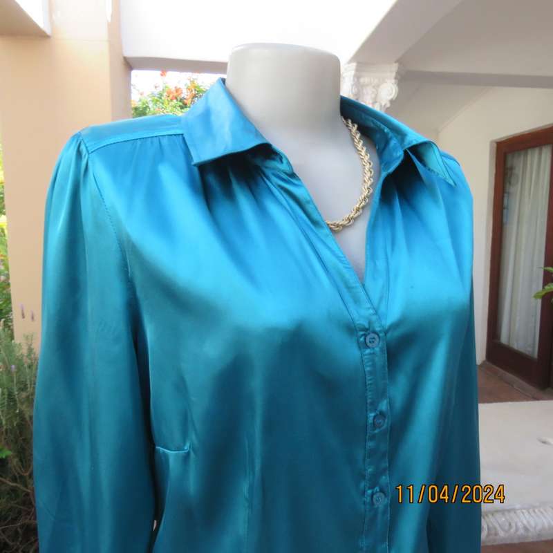 Glamour shiny jade long sleeve button down top.TRUWORTHS size 36. Stretch polyester.Tailored. As new