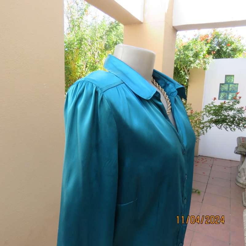 Glamour shiny jade long sleeve button down top.TRUWORTHS size 36. Stretch polyester.Tailored. As new