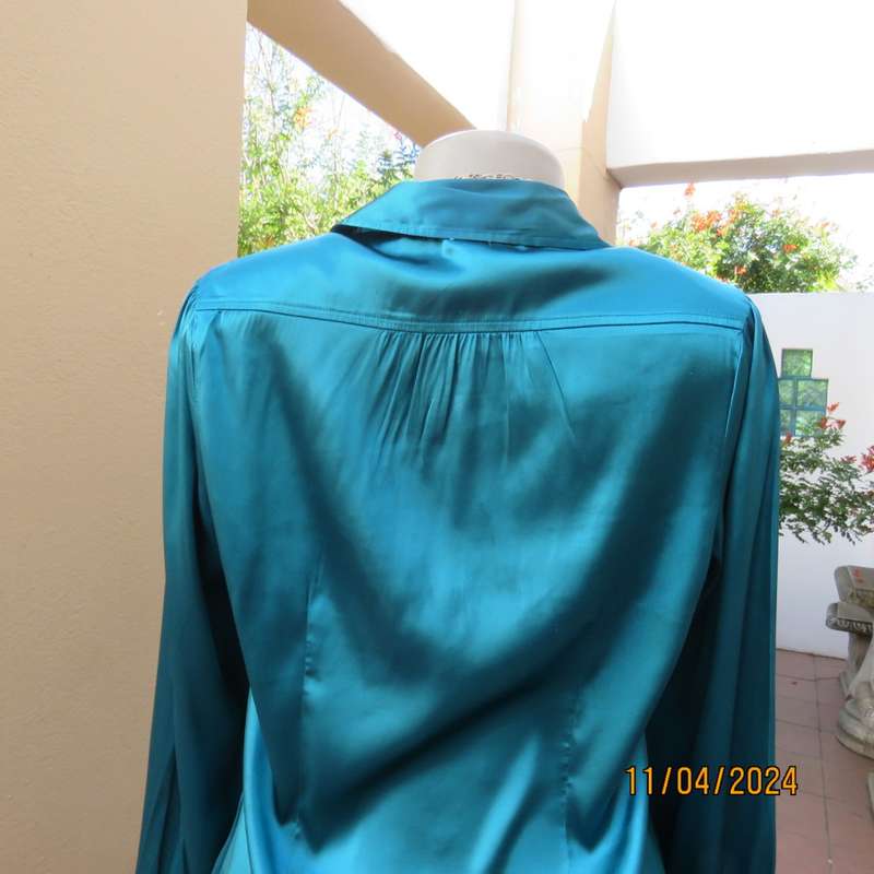 Glamour shiny jade long sleeve button down top.TRUWORTHS size 36. Stretch polyester.Tailored. As new