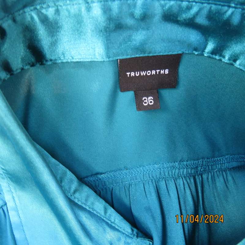 Glamour shiny jade long sleeve button down top.TRUWORTHS size 36. Stretch polyester.Tailored. As new