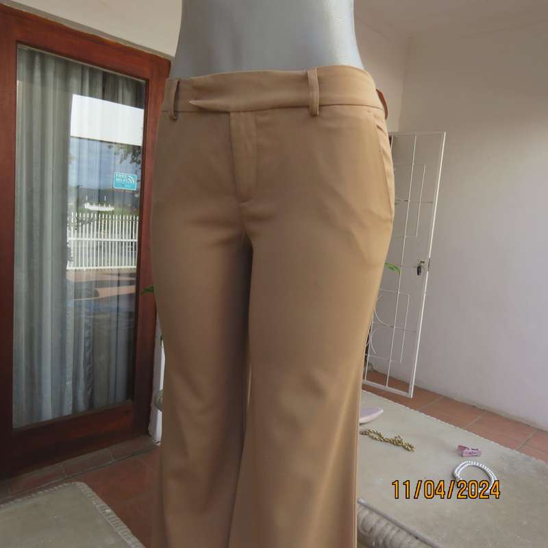 High quality ZARA Basic fawn colour bootlegged pants size 32/8. Polyester/viscose stretch. As new