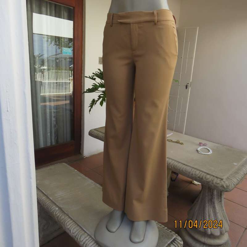 High quality ZARA Basic fawn colour bootlegged pants size 32/8. Polyester/viscose stretch. As new