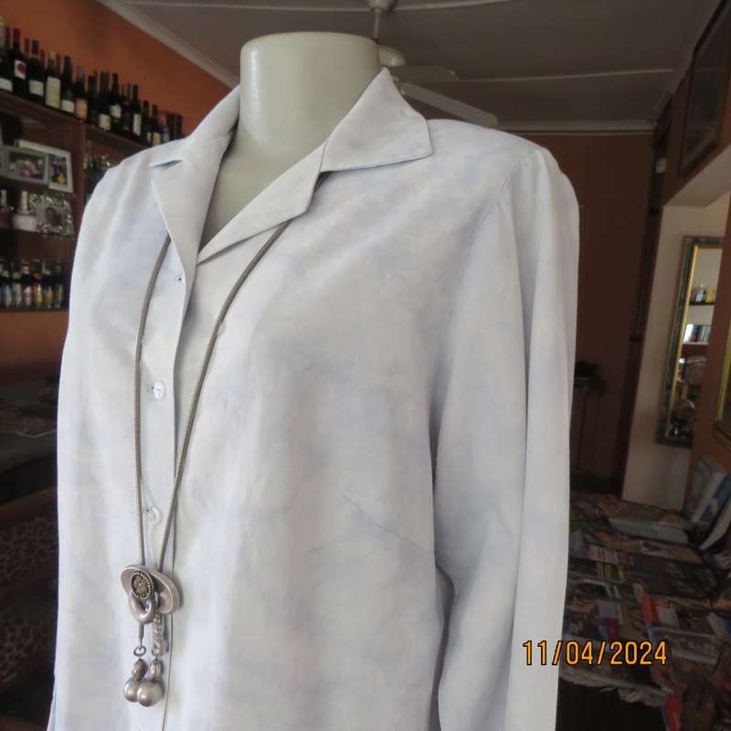 Classic long sleeve top in white/blue marble pattern. Open collar.Button down. Size 40.