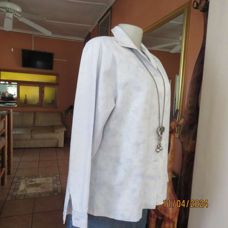 Classic long sleeve top in white/blue marble pattern. Open collar.Button down. Size 40.