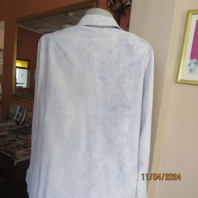 Classic long sleeve top in white/blue marble pattern. Open collar.Button down. Size 40.
