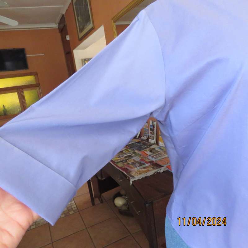 Amazing KATHIE LEE button down top in mauve. Round neck with V. Size 36. Brand new cond.