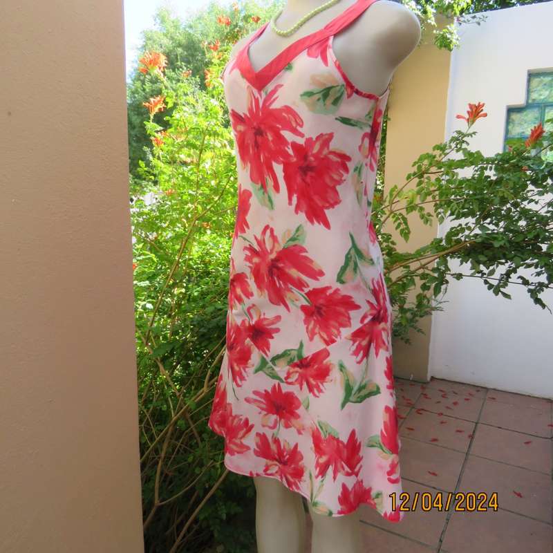 Sweet white fine cotton dress with bold crimson flowers and shoulder straps. Size 30/6. As new cond.