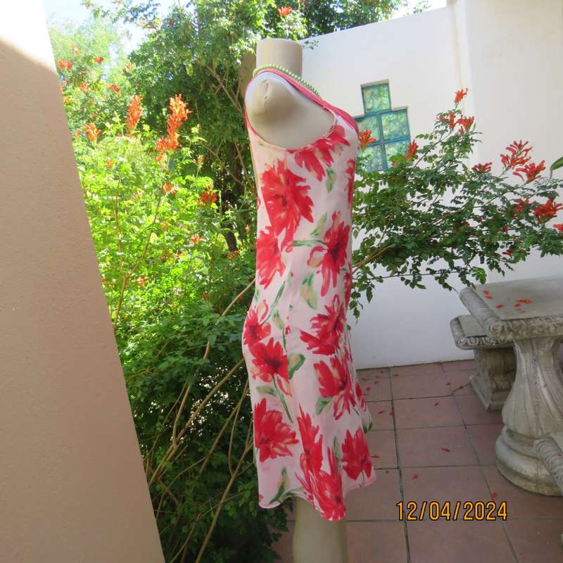 Sweet white fine cotton dress with bold crimson flowers and shoulder straps. Size 30/6. As new cond.