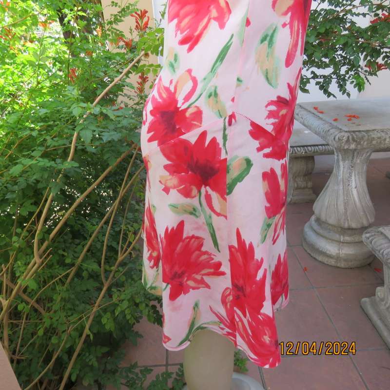 Sweet white fine cotton dress with bold crimson flowers and shoulder straps. Size 30/6. As new cond.
