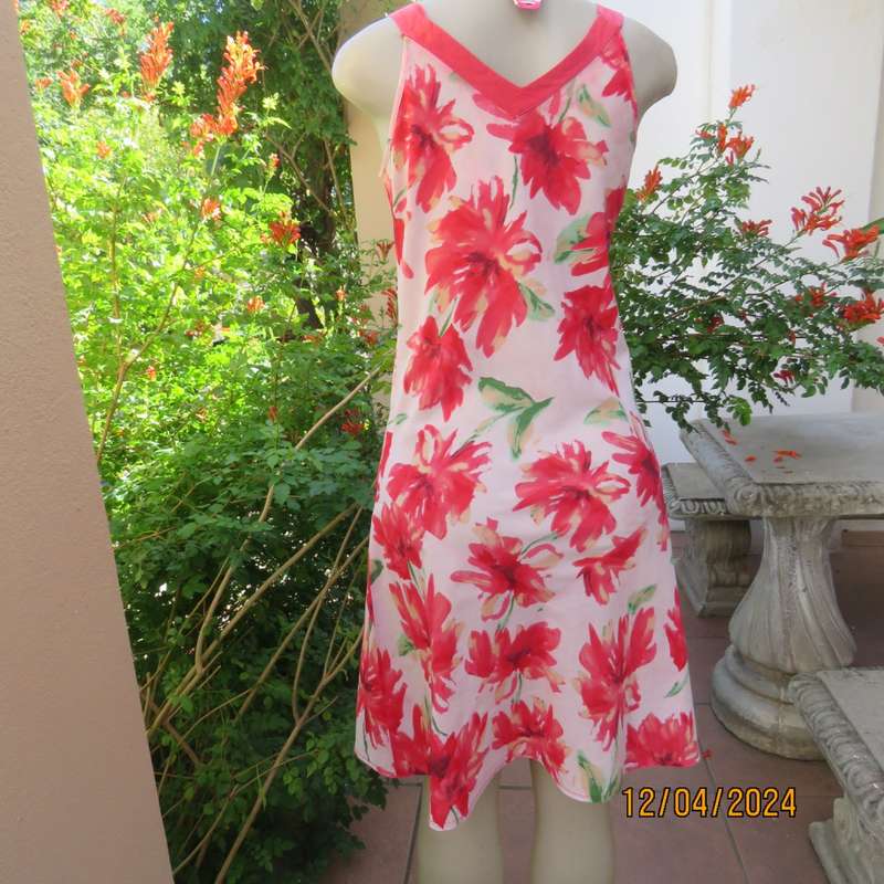 Sweet white fine cotton dress with bold crimson flowers and shoulder straps. Size 30/6. As new cond.