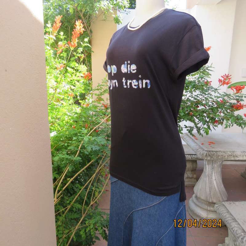 High quality black capped sleeve T Shirt with appliqued logo. Size 34 by CEDARWOOD STATE Dublin.