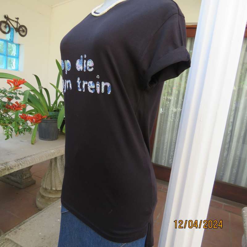 High quality black capped sleeve T Shirt with appliqued logo. Size 34 by CEDARWOOD STATE Dublin.