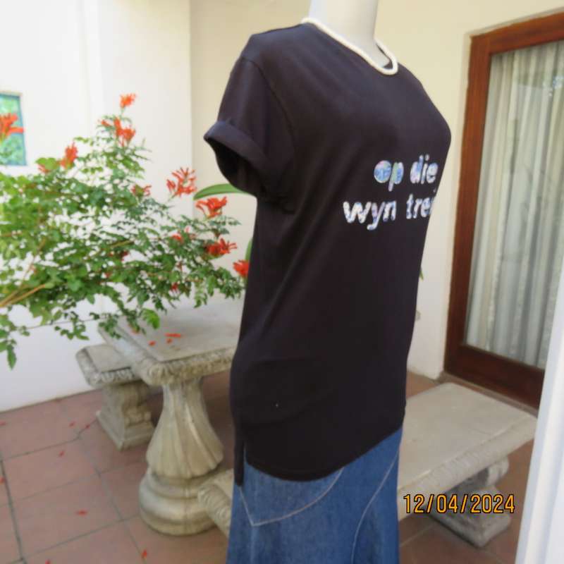 High quality black capped sleeve T Shirt with appliqued logo. Size 34 by CEDARWOOD STATE Dublin.