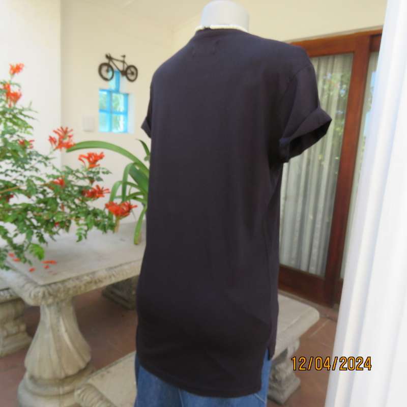 High quality black capped sleeve T Shirt with appliqued logo. Size 34 by CEDARWOOD STATE Dublin.