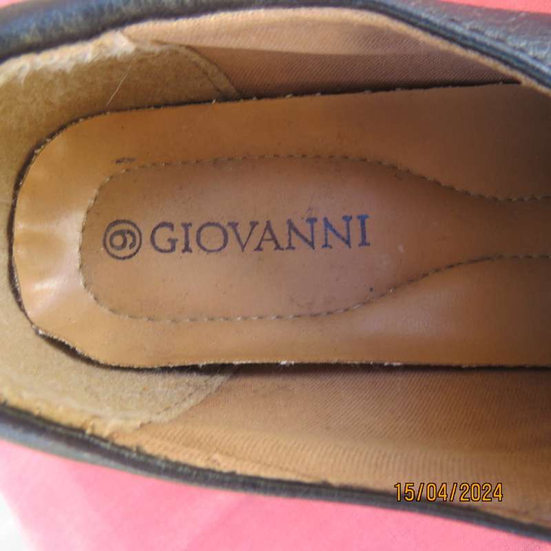 Best quality pair of black GIOVANNI shoes size 9. Step on air comfy inner soles. Brand new cond.