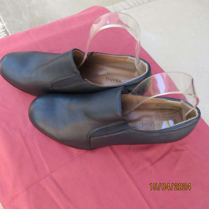 Amazing quality GIOVANNI navy block heel shoes. Size 9. Winter winner! Brand new cond.
