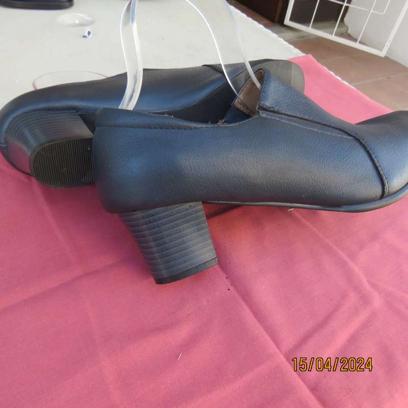 Amazing quality GIOVANNI navy block heel shoes. Size 9. Winter winner! Brand new cond.