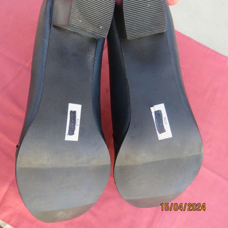 Amazing quality GIOVANNI navy block heel shoes. Size 9. Winter winner! Brand new cond.