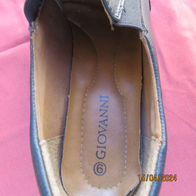 Amazing quality GIOVANNI navy block heel shoes. Size 9. Winter winner! Brand new cond.