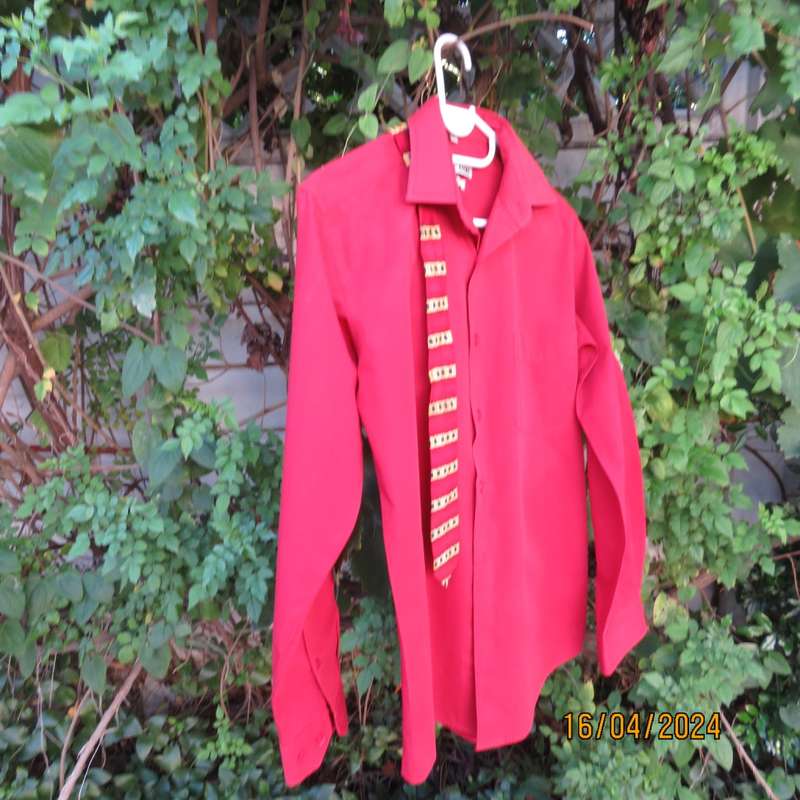Men`s cherry red long sleeve polycotton CIGNAL (Markham) shirt size S chest 95cm. Free narrow tie.