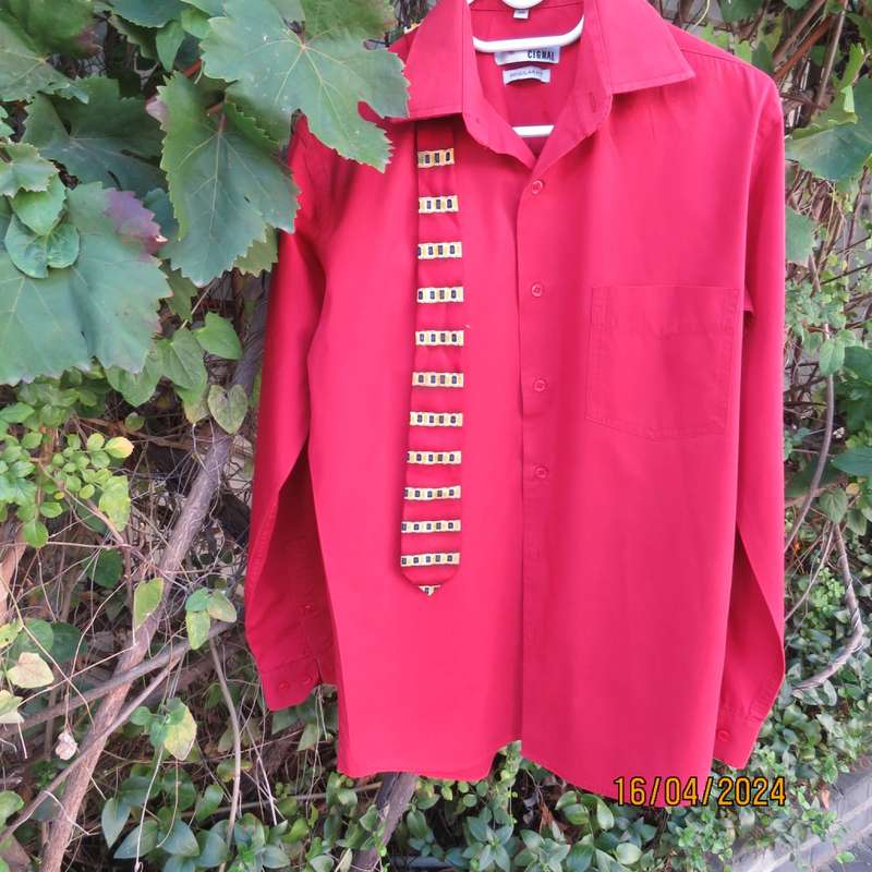 Men`s cherry red long sleeve polycotton CIGNAL (Markham) shirt size S chest 95cm. Free narrow tie.