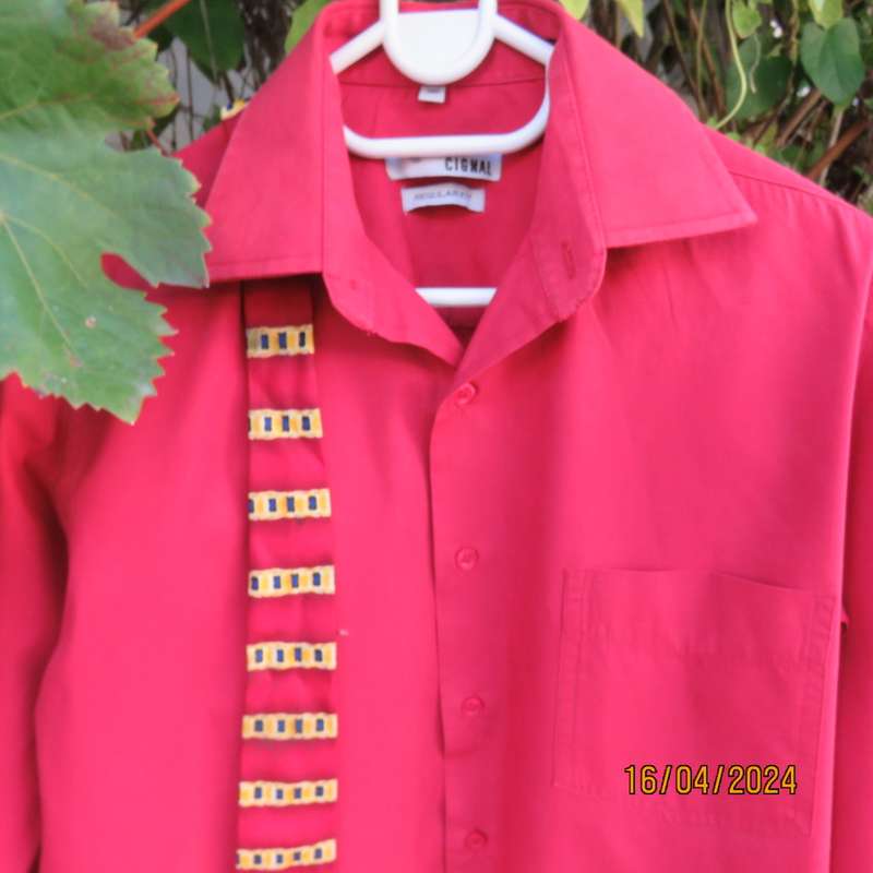 Men`s cherry red long sleeve polycotton CIGNAL (Markham) shirt size S chest 95cm. Free narrow tie.