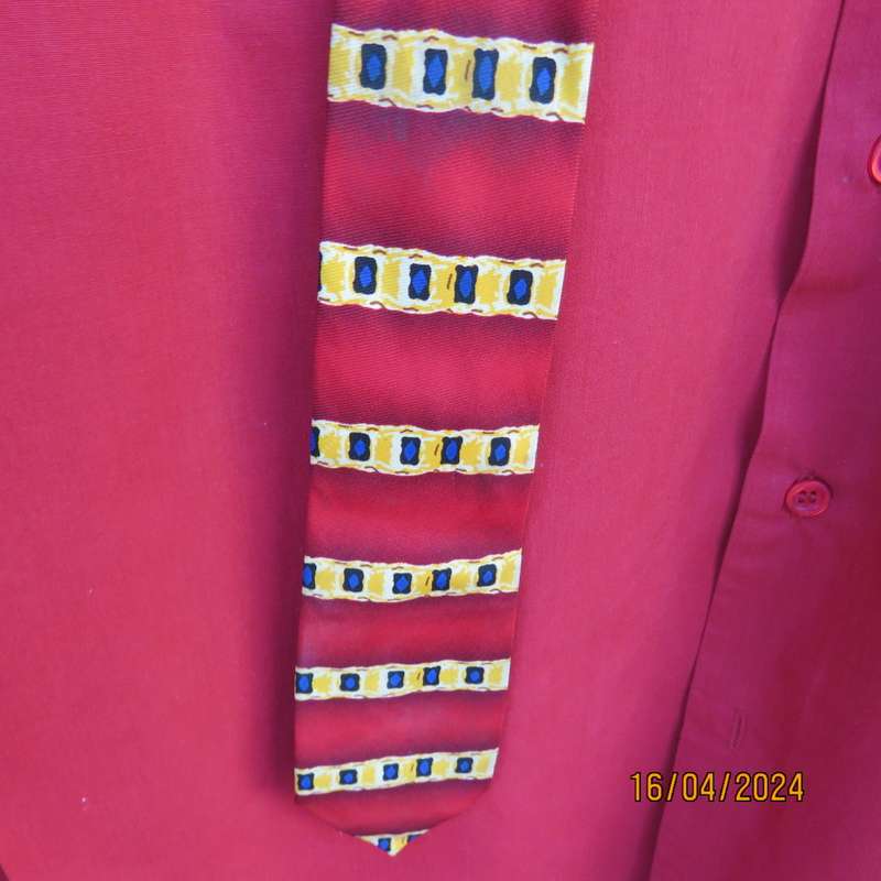 Men`s cherry red long sleeve polycotton CIGNAL (Markham) shirt size S chest 95cm. Free narrow tie.