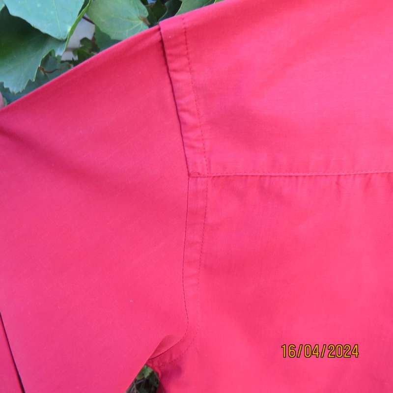 Men`s cherry red long sleeve polycotton CIGNAL (Markham) shirt size S chest 95cm. Free narrow tie.
