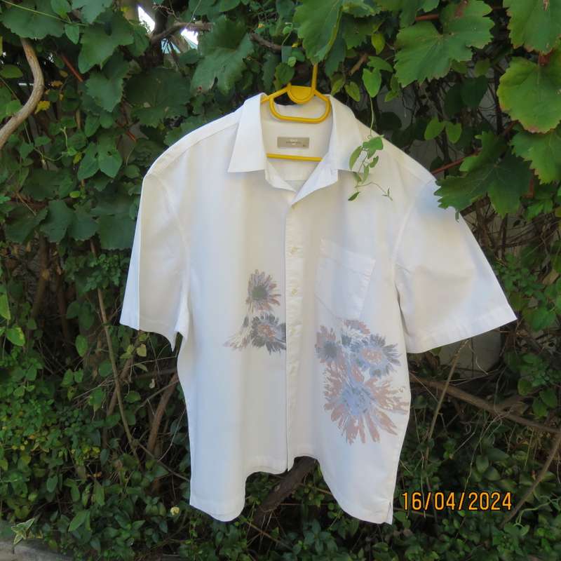 Smart casual white 100% cotton short sleeve WOOLWORTHS shirt. Bold vague floral print. Size XXL.