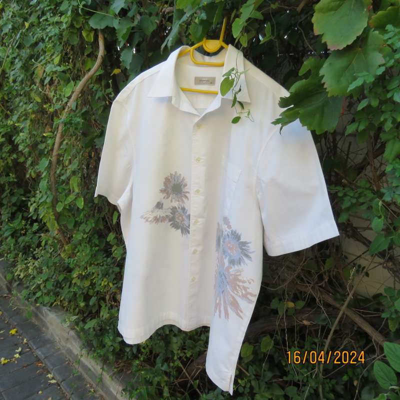 Smart casual white 100% cotton short sleeve WOOLWORTHS shirt. Bold vague floral print. Size XXL.
