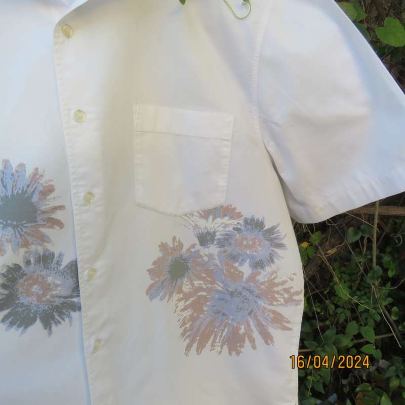 Smart casual white 100% cotton short sleeve WOOLWORTHS shirt. Bold vague floral print. Size XXL.
