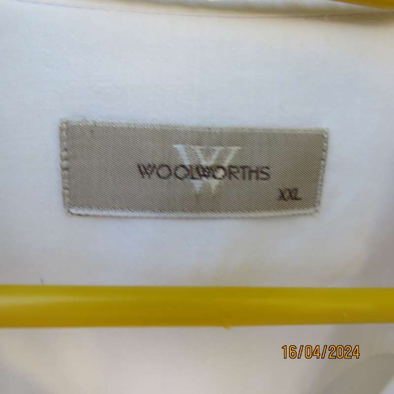 Smart casual white 100% cotton short sleeve WOOLWORTHS shirt. Bold vague floral print. Size XXL.