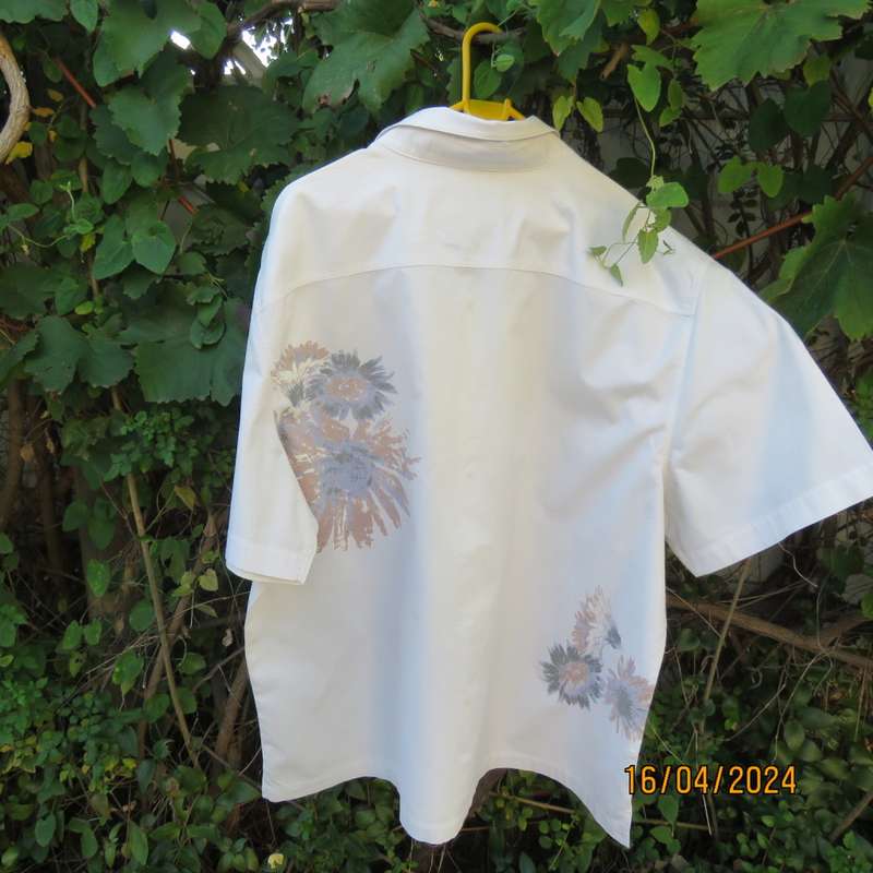 Smart casual white 100% cotton short sleeve WOOLWORTHS shirt. Bold vague floral print. Size XXL.