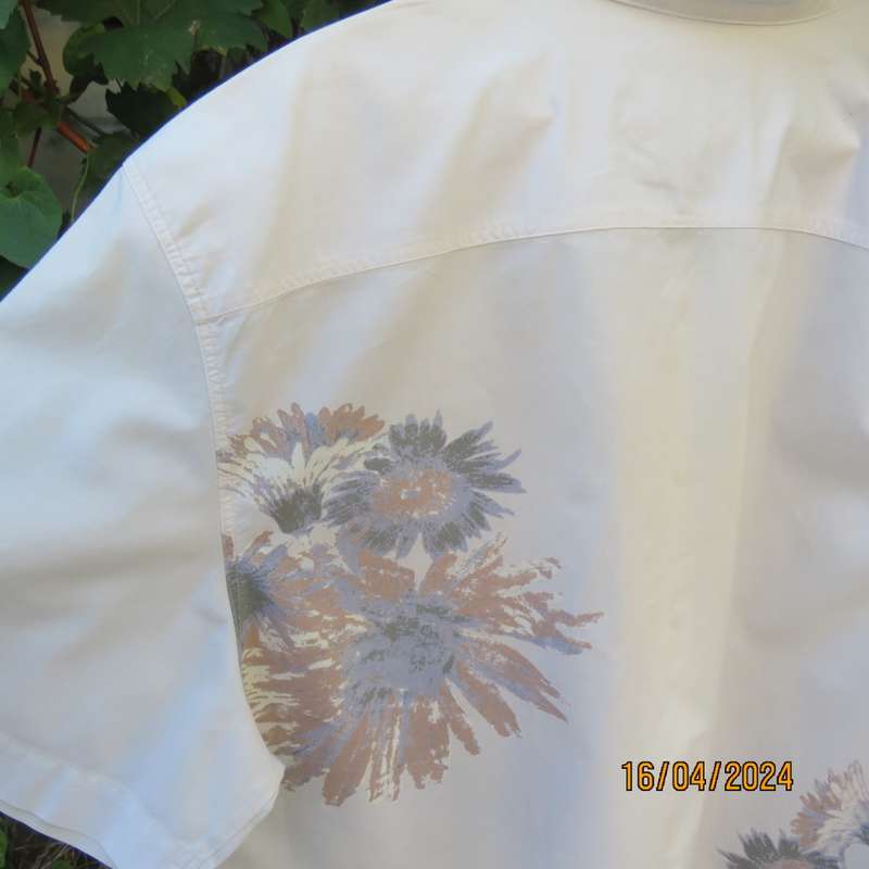 Smart casual white 100% cotton short sleeve WOOLWORTHS shirt. Bold vague floral print. Size XXL.