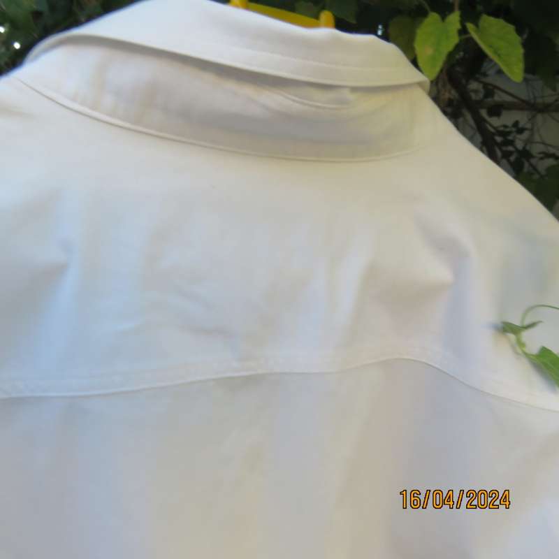 Smart casual white 100% cotton short sleeve WOOLWORTHS shirt. Bold vague floral print. Size XXL.