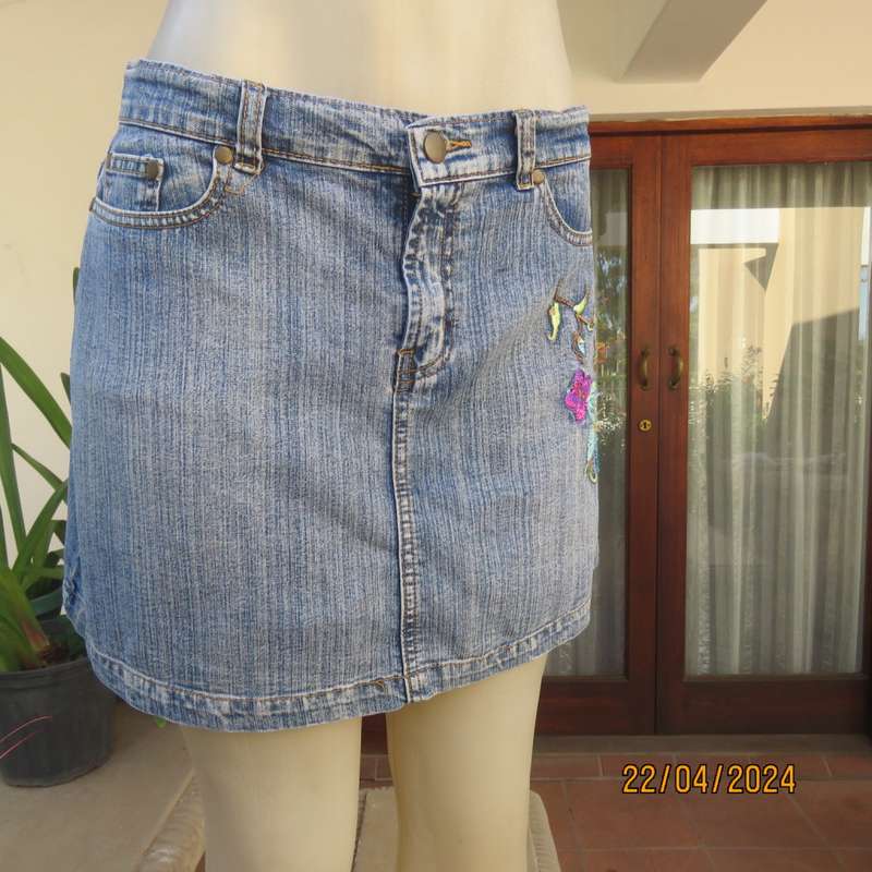 Sexy blue denim jean mini skirt size 38 by FASHION EXPRESS. Stretch cotton. Floral emb/applique patt