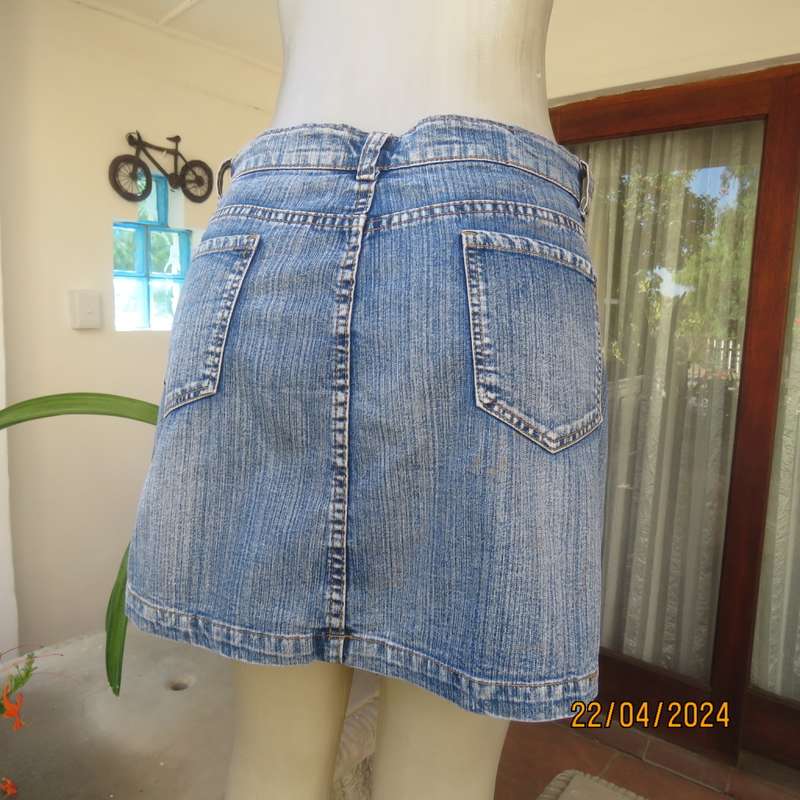 Sexy blue denim jean mini skirt size 38 by FASHION EXPRESS. Stretch cotton. Floral emb/applique patt