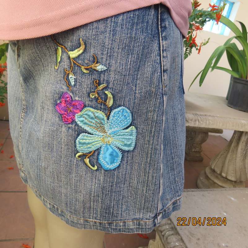 Sexy blue denim jean mini skirt size 38 by FASHION EXPRESS. Stretch cotton. Floral emb/applique patt